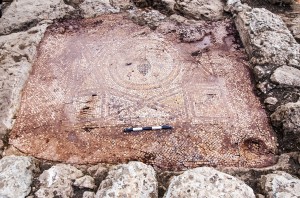 תמונת הפסיפס. במרכז: אשכול ענבים הנתון בתוך זר פרחים. צילום: אסף פרץ, באדיבות רשות העתיקות